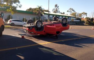 Carros se envolvem em acidente na RSC-287