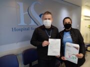 Educar-se entrega bilhetes de apoio a profissionais dos hospitais de Santa Cruz do Sul