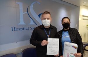 Educar-se entrega bilhetes de apoio a profissionais dos hospitais de Santa Cruz do Sul