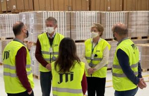 Helena Hermany e equipe de governo visitam fábrica da JTI em Santa Cruz