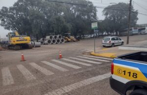 Bloqueio acontece entre as ruas Érico Veríssimo e Travessa Vinicius de Moraes