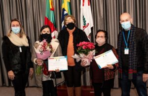 Servidoras recebem homenagem ao se aposentarem