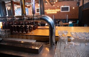 Novo decreto limita horário de funcionamento de quadras esportivas, bares e restaurantes