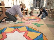 As mãos que criam os tapetes na Catedral