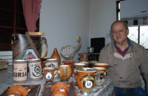 Artesão encontrou na confecção de cuias uma maneira de sobreviver após problemas de saúde