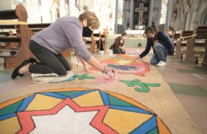 As mãos que criam os tapetes na Catedral