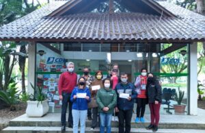 CDL Santa Cruz entrega vale-compras do Dia dos Namorados