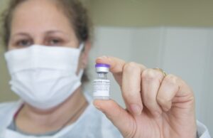 Pelas mãos dos profissionais de saúde passam doses de esperança