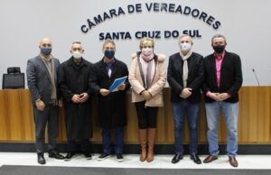 Helena Hermany entrega projeto para flexibilização da Lei dos Vales