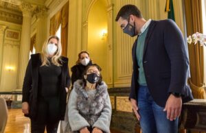 Avós: Primeira idosa vacinada contra Covid-19 no RS recebe homenagem