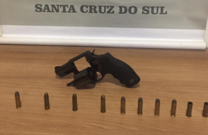 Homem que se envolveu em acidente de trânsito é preso por porte ilegal de arma