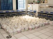 Alunos da rede municipal recebem kit alimentação