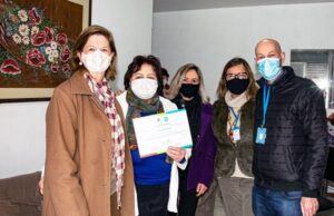 Servidora recebe menção honrosa após 56 anos dedicados à educação