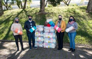 Universal Leaf Tabacos repassa mantas para projetos sociais da Prefeitura
