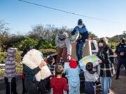 Prefeitura de Santa Cruz distribui 10 mil peças de roupas e mais de 400 cobertores