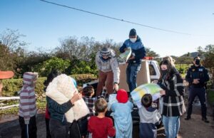 Prefeitura de Santa Cruz distribui 10 mil peças de roupas e mais de 400 cobertores