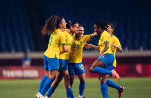 Seleção feminina de futebol bate a Zâmbia e pega o Canadá nas quartas