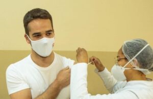 Governador Eduardo Leite recebe primeira dose da vacina contra Covid-19