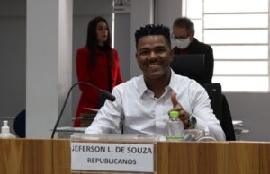 Jéferson Redondo assume cadeira na Câmara de Vereadores