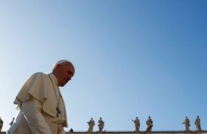 Papa passa bem após cirurgia para remover parte do cólon