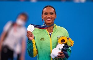 Rebeca Andrade fatura prata, 1ª medalha na ginástica feminina do país