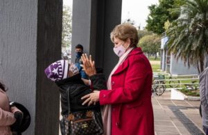 Futuros moradores dos loteamentos Santa Maria I e Mãe de Deus assinam contratos