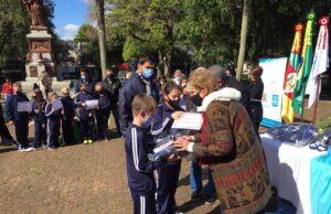 Prefeitura entrega uniformes escolares e anuncia retorno das aulas 100% presencial