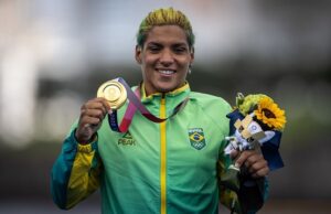 Ana Marcela Cunha é ouro na maratona aquática