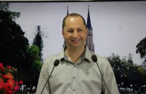 Daiton Mergen propõe a construção de uma concha acústica