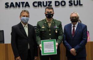 Coronel Fernando Barcellos da Rosa recebe título de Cidadão santa-cruzense