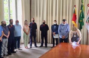Helena Hermany assina termo de repasse de recursos aos Bombeiros e Susepe