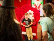 Papai Noel desce de rapel das torres da Catedral para abrir a Christkindfest