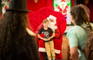 Papai Noel desce de rapel das torres da Catedral para abrir a Christkindfest