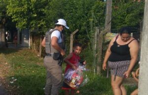 Policiais militares presenteiam menino com tablet