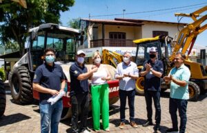 Prefeitura entrega máquinas em Monte Alverne