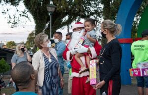 Helena e Papai Noel distribuem presentes no Bairro Schulz