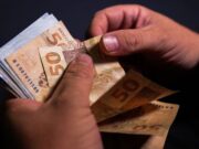 Salário mínimo é insuficiente para o básico