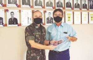 Comandante do 7º BIB recebe visita do diretor do Riovale Jornal