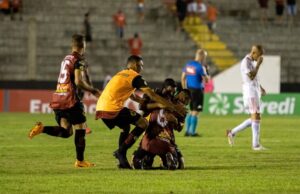 Técnico Medina balança no Inter após saída da Copa do Brasil