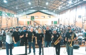 Santa Brass Band realiza turnê interativa