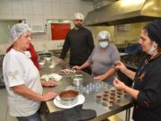 Mulheres atendidas nos Cras fazem curso de doces na Unisc