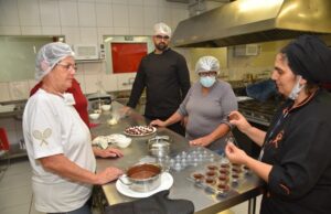 Mulheres atendidas nos Cras fazem curso de doces na Unisc