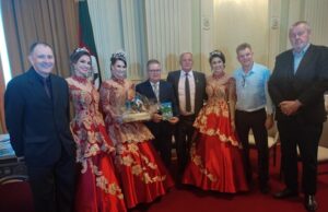 Comitiva da 10ª Expocande entrega convite ao governador