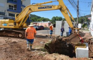 Prefeitura reconstrói rede de escoamento da chuva na Juca Werlang