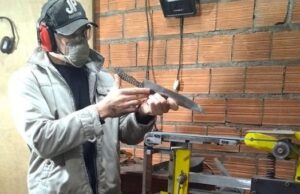 A arte de fabricar facas como fonte de renda