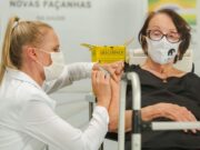 Idosos com mais de 70 anos podem receber segunda dose de reforço contra a Covid-19