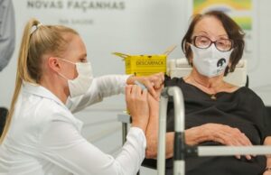 Idosos com mais de 70 anos podem receber segunda dose de reforço contra a Covid-19