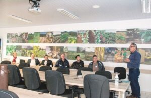 Centro de pesquisas da JTI recebe a visita da prefeita