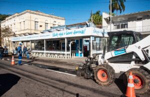 Trecho da Tenente Coronel Brito em frente à parada de ônibus recebe asfalto