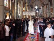 Missa, procissão e o colorido dos tapetes marcam o dia de Corpus Christi